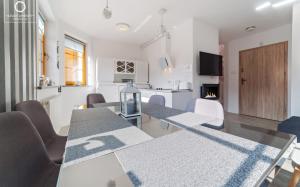 TV a/nebo společenská místnost v ubytování Wonder Home - Apartamenty w spokojnej okolicy, z widokiem na góry