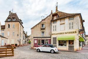 ボーヌにあるChez Barbaraの建物前に停車する小型白車