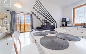 Kuchyň nebo kuchyňský kout v ubytování Wonder Home - Apartamenty w spokojnej okolicy, z widokiem na góry