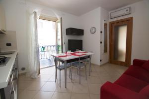 una cucina e un soggiorno con tavolo e sedie di Bilocale Damiani a due passi dal mare a San Benedetto del Tronto