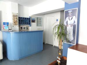Hotel Asteroa في بيذافروس القديمة: كاونتر أزرق في غرفة مع صورة للاعب بيسبول