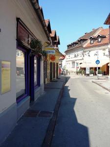 een lege straat in een stad met gebouwen bij Hostel Sleeping Beauty in Ljubljana