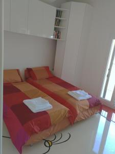 Un pat sau paturi într-o cameră la Miro' Holiday Attic