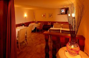 ein Restaurant mit Tischen und Stühlen in einem Zimmer in der Unterkunft Park-Hotel Saas- Fee in Saas-Fee