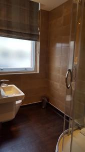 baño con lavabo y aseo y ventana en The Bull & Stirrup Hotel Wetherspoon en Chester