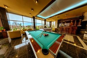 Biliár nebo kulečník v ubytování Apollo Wellness Club