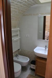 un bagno con un water e un lavandino di Trullo Monte Grappa ad Alberobello