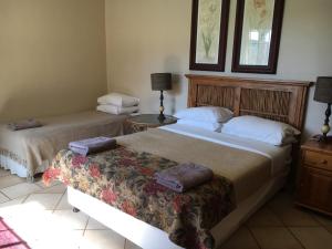 Łóżko lub łóżka w pokoju w obiekcie Kleinplaas Guest Farm