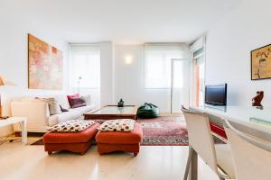a living room with a couch and a table at Mia Beach-City apartment in Montgat