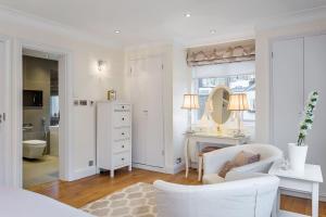 ロンドンにあるHyde Park Residenceの白いリビングルーム(椅子、鏡付)