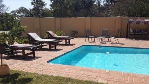 The swimming pool at or close to Casa Mia Lodge & Restaurant