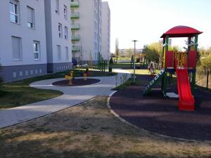 une aire de jeux avec un toboggan et une structure de jeu dans l'établissement Apartment Ali, à Zagreb