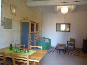 un salon avec une table et un canapé dans l'établissement Mas Bonement, à Arles 20 autres photos
