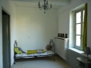 une chambre avec un banc dans une chambre avec une fenêtre dans l'établissement Mas Bonement, à Arles