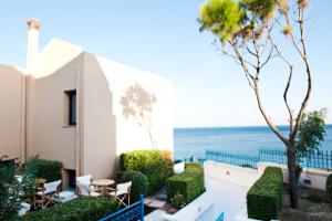 Gallery image of Sea Breeze Apartments Chios in Monolia