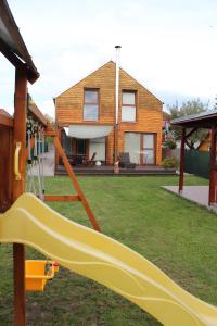 利普托斯基米庫拉斯的住宿－維旺迪度假屋，房屋院子中的黄色滑梯