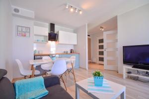 TV a/nebo společenská místnost v ubytování Apartamenty Bryza - Osiedle Kwartał Róży Wiatrów - Centrum - Parking