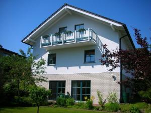 uma casa branca com uma varanda em cima em Apartment mit Balkon em Putbus