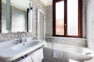 Un baño de Hotel Liassidi Palace