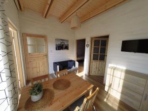 salon z drewnianym stołem i kanapą w obiekcie By The Sea Lodges w mieście Wrzosowo +37 zdjęć