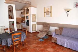 a living room with a couch and a table at Pres Bataillers in Malaucène