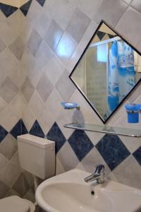 セッリーア・マリーナにあるHotel Costa Jonicaのバスルーム(洗面台、トイレ、鏡付)