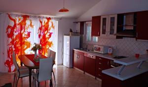Küche/Küchenzeile in der Unterkunft Apartmani Mihaela Dobropoljana 52