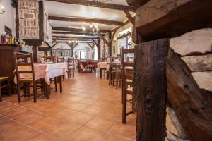 Restaurace v ubytování Logis Hotels - Auberge de l'Île - Hôtel 3 étoiles et Restaurant