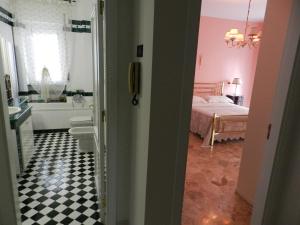 un bagno con una camera da letto con un letto e una vasca di Annunziatella95 a Matera
