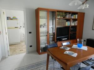 un soggiorno con tavolo da pranzo e TV di Annunziatella95 a Matera Altre 16 foto