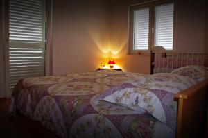 ein Schlafzimmer mit einem Bett mit einer Lampe darauf in der Unterkunft Apartmani Mihaela Dobropoljana 52 in Dobropoljana