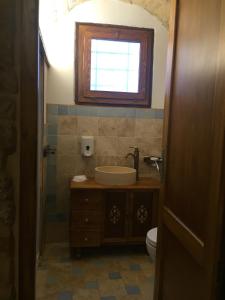 baño con lavabo y aseo y ventana en Pantorano rooms, en Spinetoli