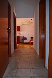 Ein Bett oder Betten in einem Zimmer der Unterkunft Apartmani Mihaela Dobropoljana 52
