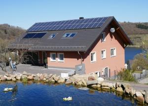 ein Haus mit Sonnenkollektoren auf dem Dach in der Unterkunft Eifelglück in Schalkenmehren