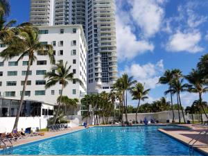 una piscina frente a un edificio alto en Miami Beach Suncoast Apartment I - Balcony Front Beach, en Miami Beach