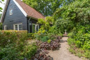 una casa con giardino di fronte di The Barn a Sleeuwijk