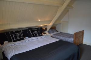 Un pat sau paturi într-o cameră la The Barn