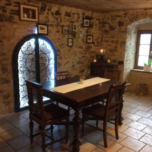 
a wooden table in a room with a stone wall at Weingut Langmayer in Wösendorf
