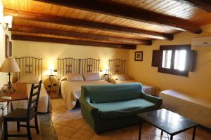 1 dormitorio con 1 cama y 1 silla en una habitación en Albergo La Fontanella, en Noto