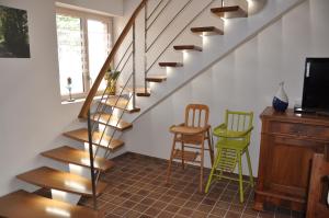 Saint-Aubin-des-Châteaux的住宿－gite "le saint Joseph"，一间带楼梯和两把椅子的客厅