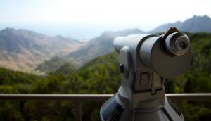 a camera with a view of mountains in the background at Albergue Montes de Anaga in El Bailadero