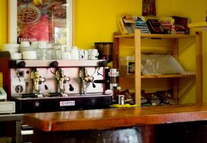 a kitchen with a coffee machine on a counter at Albergue Montes de Anaga in El Bailadero