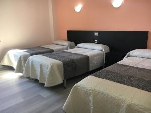 Llit o llits en una habitació de Hotel Azcona