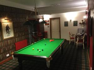 Billiards table sa Glenspean Lodge Hotel