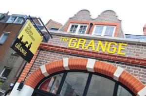 una señal en el lateral de un edificio de ladrillo en The Grange Pub en Londres