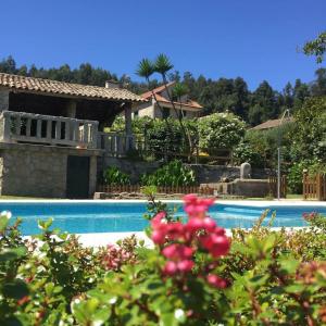 une villa avec une piscine et une maison dans l'établissement Casa Roque, à Gondomar
