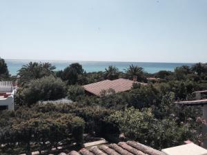 ムラヴェーラにあるCasa Silviaのバルコニーから海の景色を望めます。