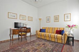 un soggiorno con divano e scrivania di Venice San Leonardo a Venezia