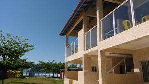 a building with windows on the side of it at Cantinho da Amizade in Ubatuba