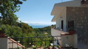 una casa con vistas al océano en Casa vacanze Artemide, en Scario